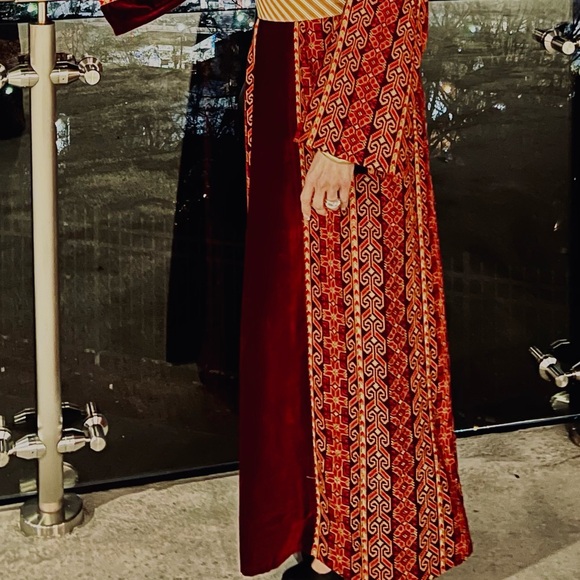 THOBE Beautiful Palestinian tatreez on light weight velvet - Picture 5 of 5